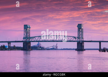 USA, North Carolina, Wilmington, Cape Fear Memorial Bridge Banque D'Images