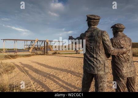 USA, Caroline du Nord), Kill Devil Hills, Wright Brothers National Memorial, le Monument des frères Wright, le 17 décembre 1903 Hommage à la sculpture, premier vol habité Banque D'Images