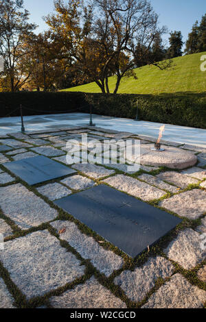 USA, Virginie, Arlington, Arlington National Cemetery, tombes de l'ancien président américain John Fitzgerald Kennedy et son épouse, Jacqueline Bouvier Kennedy Onassis Banque D'Images
