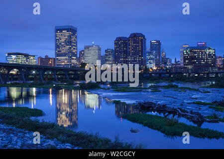 USA, Virginie, Richmond, Skyline le long de la rivière James, dusk Banque D'Images