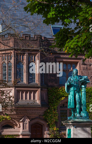 USA, New Jersey, Princeton, Princeton University, East Pyne Hall et statue de John Witherspoon, sixième président de Princeton et signataire de la Déclaration d'Indépendance Banque D'Images