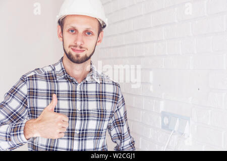 Ingénieur avec Thumb Up Sign in intérieur blanc Banque D'Images