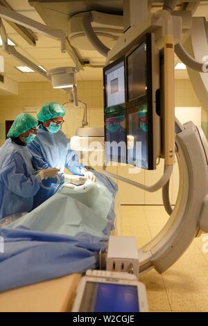 Radiologie interventionnelle, médecin à l'infirmière pendant la chirurgie, Karlovy Vary, République Tchèque Banque D'Images