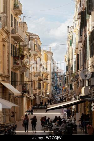 Zone piétonne avec ses cafés de rue dans la vieille ville, Odos, ville de Corfou Kapodistriou, l'île de Corfou, îles Ioniennes, Grèce Banque D'Images