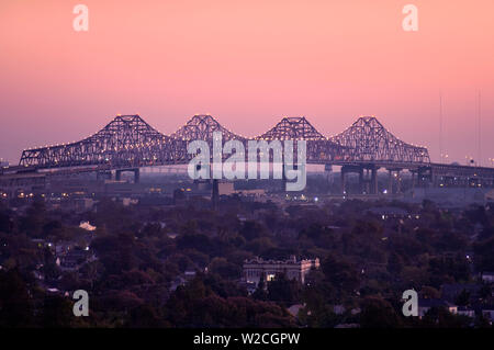 La Louisiane, La Nouvelle-Orléans, le Crescent City Connection, double ponts cantilever, traverse le fleuve Mississippi, entre la Nouvelle Orléans et à Alger Banque D'Images