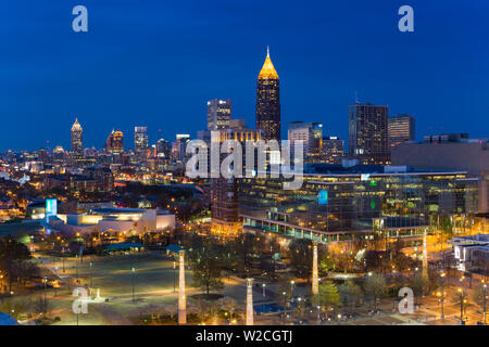 Sur les toits de la ville, augmentation de la vue sur le centre-ville et le parc du Centenaire olympique à Atlanta, Géorgie, États-Unis d'Amérique Banque D'Images