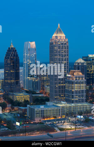 View sur l'Interstate 85 en passant la skyline d'Atlanta, Atlanta, Géorgie, États-Unis d'Amérique Banque D'Images