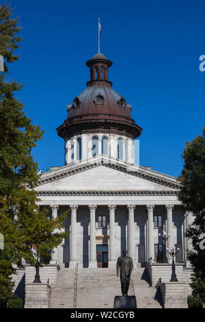 USA, Caroline du Sud, Columbia, South Carolina State House avec statue du Sénateur Strom Thurmond, noté et segrigationist conservateur Banque D'Images