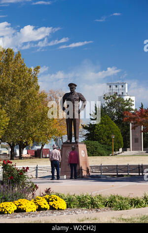 USA, Kansas, Abilene, Eisenhower Presidential Library, site dédié au Président Dwight D. Eisenhower, Eisenhower statue Banque D'Images