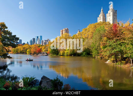 USA, New York, Manhattan, Central Park et les bâtiments le long de Central Park Ouest vue sur le lac en automne Banque D'Images