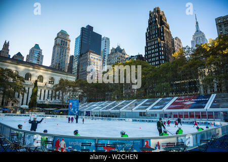 Patinoire au Bryant Park, à Manhattan, New York City, New York, USA Banque D'Images