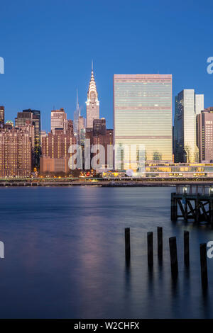 Chrysler & Bâtiments des Nations Unies et de Midtown Manhattan skyline du Queens, New York City, New York, USA Banque D'Images