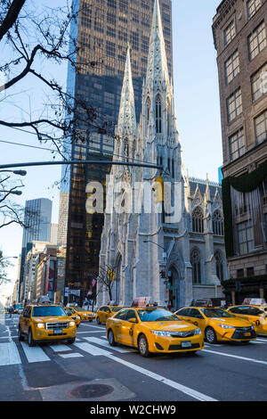 La Cathédrale St Patrick, 5ème Avenue, Manhattan, New York City, New York, USA Banque D'Images