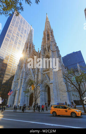 USA, New York, New York, Manhattan, Rockefeller Center, Atlas Statue et St Patricks Cathedral Banque D'Images