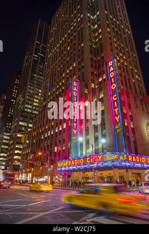 USA, New York, Manhattan, Midtown, Sixième Avenue ou l'Avenue des Amériques, le Radio City Music Hall Banque D'Images