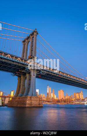 USA, New York, Manhattan, Brooklyn Bridge et Manhattan Skyline Banque D'Images