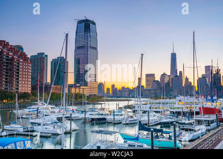 USA, New Jersey, Jersey City, Paulus Hook, Morris bassin du Canal, Liberty Landing Marina. New York, Manhattan, Manhattan et du World Trade Centre, au-delà de la tour de la Liberté Banque D'Images