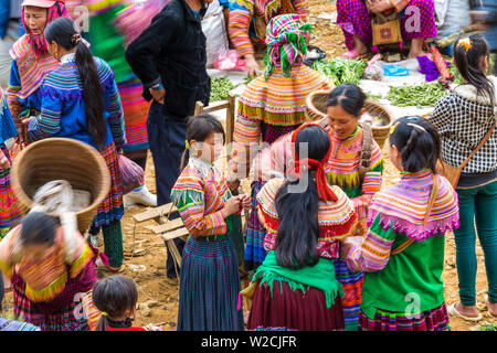 Les gens des tribus Hmong fleurs, marché de Bac Ha, nr nr SAPA, Vietnam Banque D'Images