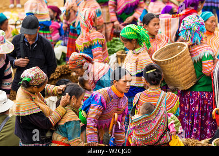 Les gens des tribus Hmong fleurs, marché de Bac Ha, nr nr SAPA, Vietnam Banque D'Images