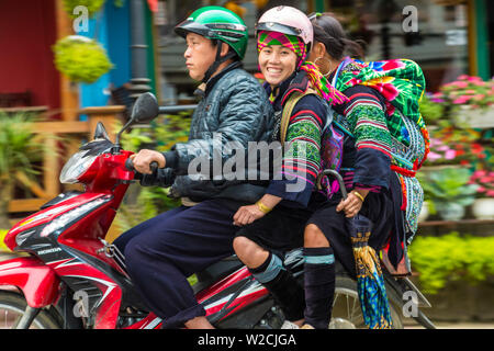 Les femmes des tribus Hmong noir en scooter, Sapa, N.Vietnam Banque D'Images