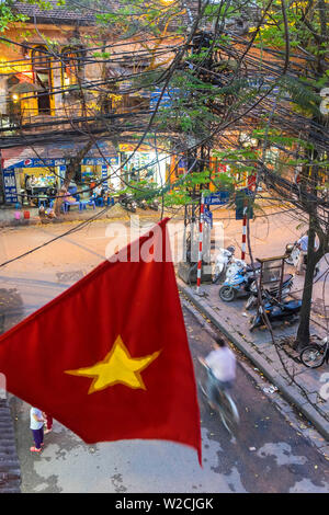 Drapeau vietnamien & Scène de rue, Hanoï, Vietnam Banque D'Images