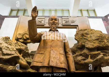 Vietnam, Hanoi, Ho Chi Minh, le Musée Ho Chi Minh statue Banque D'Images