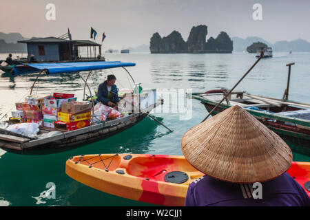 Vietnam, Halong Bay, village de pêcheurs flottant, marché flottant Banque D'Images