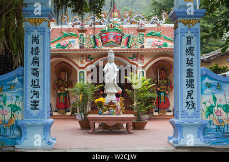 Vietnam, Ile de Cat Ba, Cat Ba Town, ville temple détail Banque D'Images