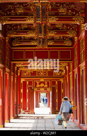 Vietnam, Hue, Hue ville impériale, les Halls des mandarins, intérieur peint en rouge Banque D'Images