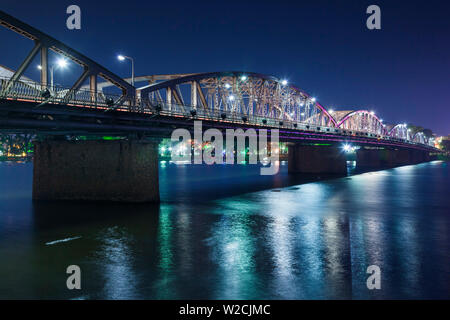 Vietnam, Hue, Truong Tien Pont, Rivière des Parfums, au crépuscule Banque D'Images