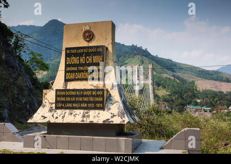 Le Vietnam, de la zone DMZ, Province de Quang Tri, Pont Dakrong, nouveau pont construit comme un mémorial à l'époque de la guerre du Vietnam Ho Chi Minh Trail, monument Banque D'Images