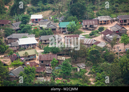 Le Vietnam, de la zone DMZ, Province de Quang Tri, vallée de l'AUC, portrait des peuples montagnards village Banque D'Images