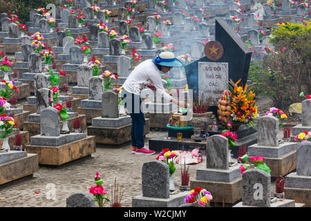 Le Vietnam, de la zone DMZ, Province de Quang Tri, Truong Son Cimetière militaire national, pierres tombales Banque D'Images