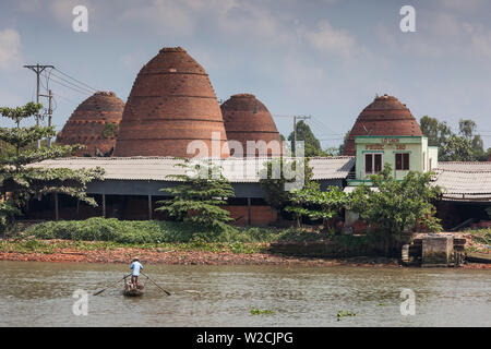 Vietnam, le delta du Mékong, Sa Dec Sa Dec, rivière et les fours à briques Banque D'Images