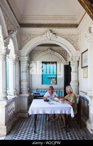 Vietnam, le delta du Mékong, Sa Dec, Huynh Thuy Le Old House, ancienne résidence de Huynh Thuy Le, amoureux de l'écrivain chinois French-Vietnamese Marguerite Duras et immortalisée dans son livre, l'Amant, couple having lunch Banque D'Images