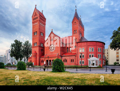 Eglise Rouge ou l'église des Saints Simon et Helen à la place de l'indépendance à Minsk, Bélarus Banque D'Images