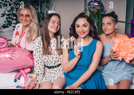 De belles jeunes filles sortir à une partie d'accueil. Joyeuse fête entre filles avant le mariage Banque D'Images