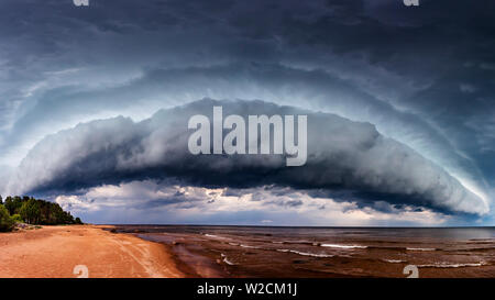 Nuages de tempête dramatiques sur la mer Banque D'Images