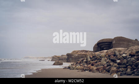 Bunker historique de la seconde guerre mondiale, 2 sur la plage à Løkken, Nord du Danemark Banque D'Images