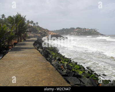 Chemin le long de la côte de la mer d'Oman, le Kerala, Trivandrum Banque D'Images