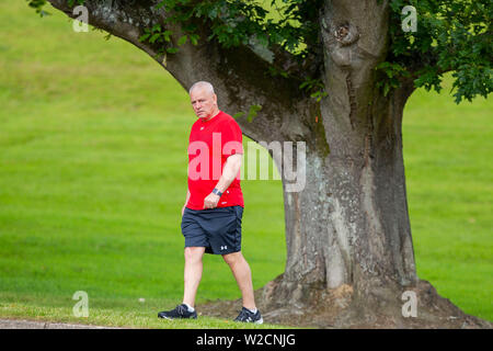 Entraîneur en chef Warren Gatland arrive pour l'entraînement de l'équipe nationale de rugby du Pays de Galles, juillet 2019. Banque D'Images