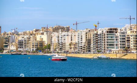 Malte, Sliema : vue panoramique d'une destination touristique populaire dans le nord de Malte depuis les remparts de la Valette à travers le port de Marsamxett. Banque D'Images