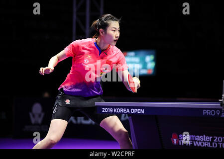 Ding de Ning Chine renvoie un shot de Chen Meng de Chine dans le dernier match de simple féminin au cours de l'Open de Corée SHINHAN la Seamaster 2019 World Tour de l'ITTF à Busan, Corée du Sud, le 7 juillet 2019. Chen Meng Ding défait 4-1 Ning (11-5, 11-6, 11-5, 7-11, 11-9). Banque D'Images