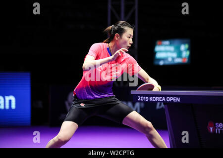 Ding de Ning Chine renvoie un shot de Chen Meng de Chine dans le dernier match de simple féminin au cours de l'Open de Corée SHINHAN la Seamaster 2019 World Tour de l'ITTF à Busan, Corée du Sud, le 7 juillet 2019. Chen Meng Ding défait 4-1 Ning (11-5, 11-6, 11-5, 7-11, 11-9). Banque D'Images