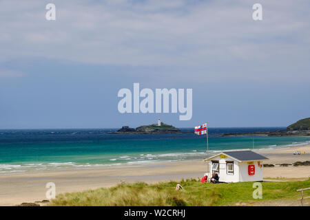 Un poste de guet de la RNLI surplombant la plage de Cornwall Godrevy Banque D'Images