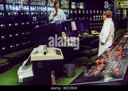 Sellafield, England, UK. Juillet 1986. L'usine de retraitement nucléaire. Deux scientifiques à l'intérieur de la salle de contrôle. Photo : © Simon Grosset. Archive : image numérisé à partir d'un original de la transparence. Banque D'Images