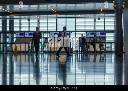 L'Aéroport International Hamad, Qatar, 2018-05-01 : passager sont en attente d'embarquement à d'embarquement à l'aéroport de Doha. Petite file d'attente des passagers en transit. Banque D'Images