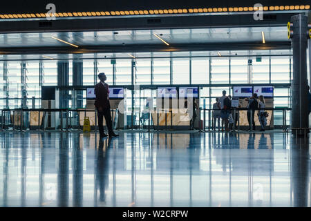 L'Aéroport International Hamad, Doha, 2018-05-01 : Les passagers sont contrôler avant de prendre l'avion. Banque D'Images