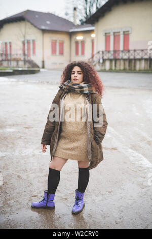 Portrait of young caucasian woman smoking cigarette - Authenticité, jeunesse, joyeux Banque D'Images