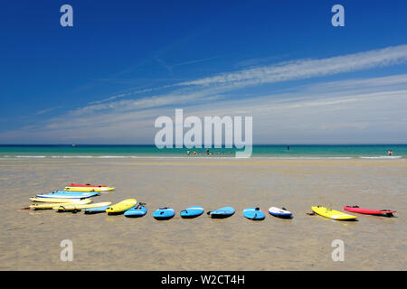 Planches alignées sur la plage de Cornwall Godrevy Banque D'Images